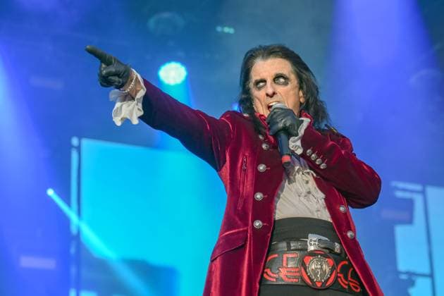 Bilder des Jahres 2023, Entertainment 07 Juli Entertainment Themen der Woch KW26 Konzert der Rockgruppe Hollywood Vampires während des Rocksommers auf Burg Clam in Oberösterreich, am 01.07.23.. Das Bild zeigt den Leadsänger der Hollywood Vampires, Alice Cooper 2023 - Konzert der Rockgruppe Hollywood Vampires während des Rocksommers auf Burg Clam in Oberösterreich, am 01.07.23