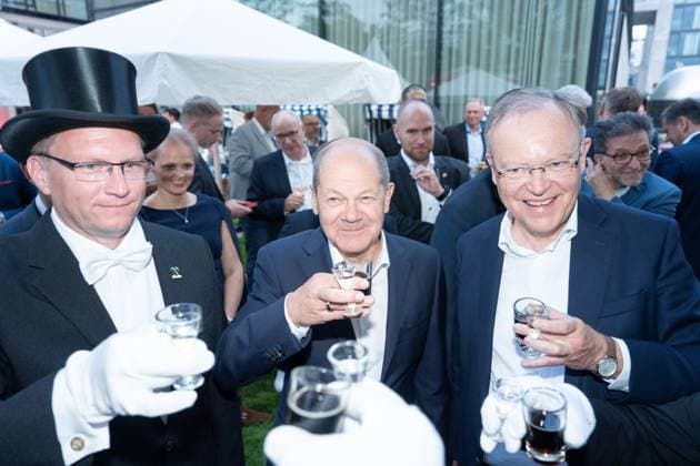 Bilder des Jahres 2023, News 07 Juli News Themen der Woche KW27 News Bilder des Tages RECORD DATE NOT STATED Niedersachsen, Sommerfest 2023, Bundeskanzler Olaf Scholz, Ministerpräsident Stephan Weil, und die Lüttje Lage Der Niedersächsische Ministerpräsident, Stephan Weil, lud ein zum Sommerfest 2023 in die Vertretung des Landes Niedersachsen beim Bund in Berlin am 3.7.2023. Bundeskanzler Olaf Scholz, Ministerpräsident Stephan Weil, und die Lüttje Lage Berlin Berlin GER