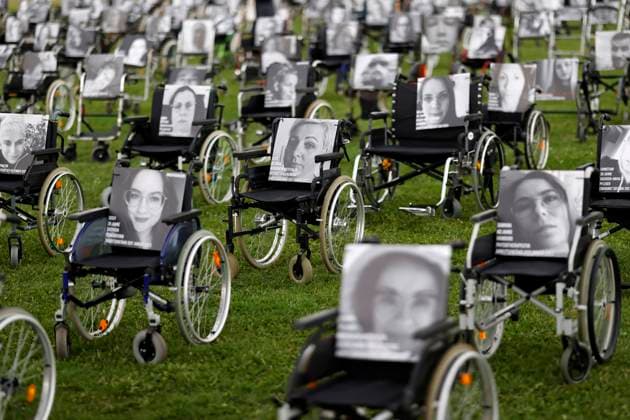 Die Aktionsgruppe NichtGenesen hat Rollstühle vor dem Bundestag positioniert. Sie will damit darauf aufmerksam machen, dass es in Deutschland über 3 Millionen Menschen gebe, die von Post Covid, ME CFS oder Post-Vac betroffen sind, ihre Therapien aber häufig selbst bezahlen müssen. Berlin, 04.07.2023 Berlin Deutschland Copyright: xChristophxHardtx