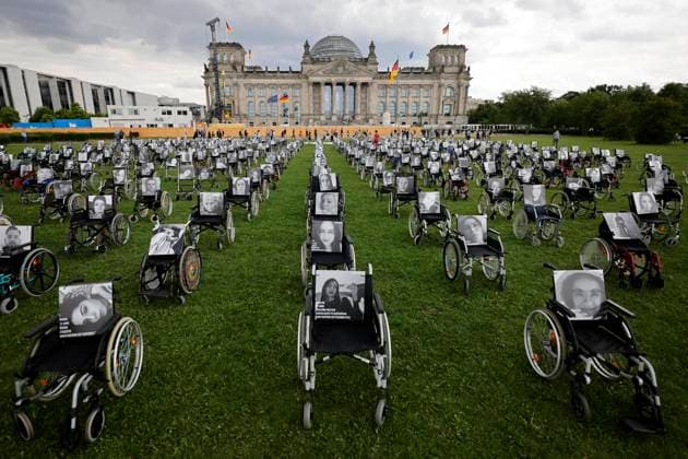 Bilder des Jahres 2023, News 07 Juli News Themen der Woche KW27 News Bilder des Tages Die Aktionsgruppe NichtGenesen hat Rollstühle vor dem Bundestag positioniert. Sie will damit darauf aufmerksam machen, dass es in Deutschland über 3 Millionen Menschen gebe, die von Post Covid, ME CFS oder Post-Vac betroffen sind, ihre Therapien aber häufig selbst bezahlen müssen. Berlin, 04.07.2023 Berlin Deutschland Copyright: xChristophxHardtx