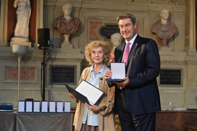 Bilder des Jahres 2023, Entertainment 07 Juli Entertainment Themen der Woche KW27 Entertainment Bilder des Tages Ilse NEUBAUER (Schauspielerin), Markus SOEDER (Ministerpraesident Bayern und CSU Vorsitzender). Verleihung Bayerischer Verdienstorden im Antiquariat der Residenz in Muenchen am 05.07.2023