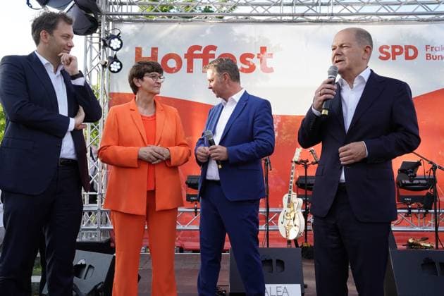 Bilder des Jahres 2023, News 07 Juli News Themen der Woche KW27 Hoffest der SPD Bundestagsfraktion (L-r) Lars Klingbeil gemeinsam mit Saskia Esken, Andreas Babler und Bundeskanzler Olaf Scholz beim Hoffest der SPD Bundestagsfraktion im TIPI am Kanzleramt, Berlin , 05.07.2023 Berlin Berlin Deutschland