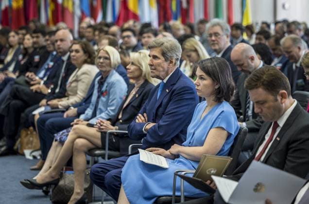 Bilder des Jahres 2023, News 07 Juli News Themen der Woche KW27 News Bilder des Tages Annalena Baerbock (Buendnis 90 Die Gruenen), Bundesaussenministerin, auf der OSCE High-Level Conference on Climate Change. Hier u.a. mit John Kerry, Sondergesandter des US-Praesidenten fuer das Klima. Wien Oesterreich Copyright: xThomasxKoehlerx