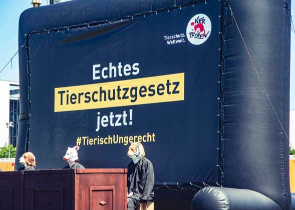 07 . 07 . 2023 , Berlin Mitte : Tierschützer vor dem Reichstag fordern ein echtes Tierschutzgesetz .