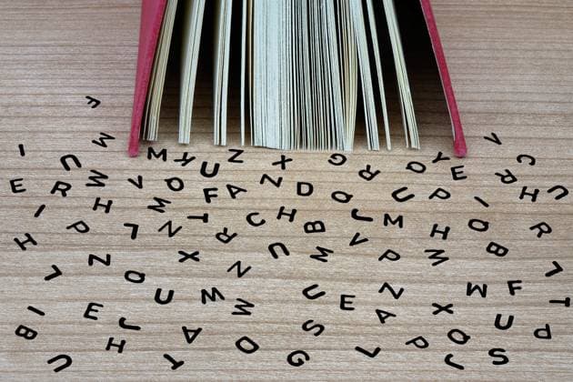 Buch und Buchstaben Buch und Buchstaben, 21.06.2023, Borkwalde, Brandenburg, Vor einem Buch liegen verschiedene heraugefallene Buchstaben.