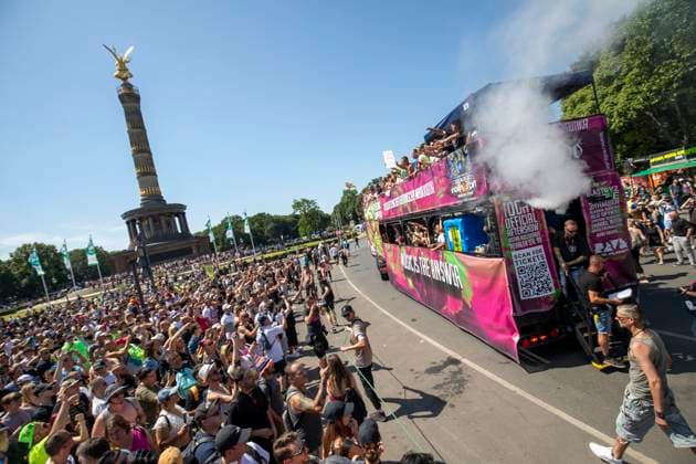 Bilder des Jahres 2023, Entertainment 07 Juli Entertainment Themen der Woche KW27 Entertainment Bilder des Tages Polizei genehmigt Techno-Parade Rave the Planet, Die Techno-Parade Rave the Planet startete gegen 14 Uhr am Brandenburger Tor. Rund 300.000 feiernde Menschen werden erwartet. Berlin Berlin Deutschland