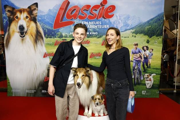 Bilder des Jahres 2023, Entertainment 07 Juli Entertainment Themen der Woche KW27 Nico Marischka und Katharina Schuettler mit den beiden Filmhunden Lassie und Jack Russell Terrier Pippa bei der Lassie - Ein Neues Abenteuer Film Premiere am 9.06.2023 in Berlin Lassie Filmpremiere in Berlin