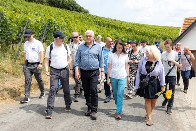 Bilder des Jahres 2023, News 07 Juli News Themen der Woche KW27 News Bilder des Tages Im Gespräch mit Landrätin für den Kreis Ahrweiler Cornelia Weigand (rechts) - Bundespräsident Frank-Walter Steinmeier besucht vor dem zweiten Jahrestag der Flutkatastrophe im Ahrtal zusammen mit seiner Ehefrau Elke Büdenbender den Rotweinwanderweg von Bad Neuenahr Ahrweiler nach Marienthal und spricht dabei mit Betroffenen und Kommunalpolitikern 09.07.2023 Bad Neuenahr Ahrweiler Rheinland-Pfalz Deutschland