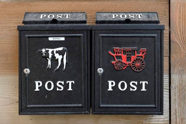 Briefkasten mit Milchkuh und Kutsche Symbolbild, Schweiz, 04.07.2023