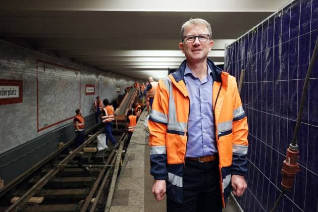 Bilder des Jahres 2023, News 07 Juli News Themen der Woche KW28 News Bilder des Tages 10.07.2023, Berlin - Deutschland. Am U-Bahnhof Alexanderplatz wird am wegen einer Havarie gesperrten Gleis der U2 mächtig gebaut, das freut BVG-Betriebsvorstand Rolf Erfurt.
