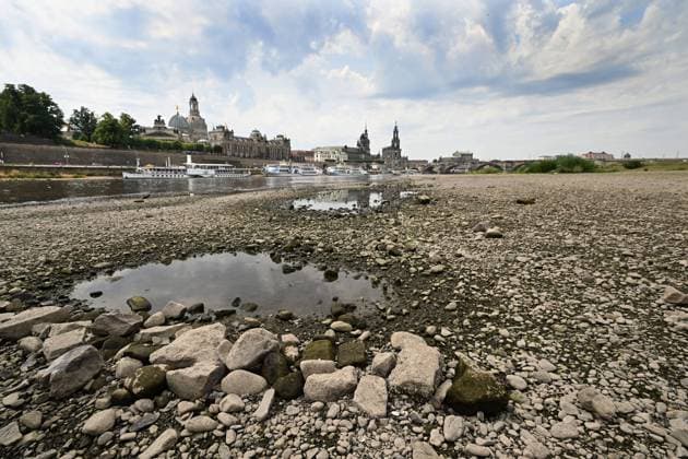 Bilder des Jahres 2023, News 07 Juli News Themen der Woche KW28 News Bilder des Tages GER Sachsen Dresden Elbe hat sehr niedrigen Wasserstand aufgrund der Trockenheit - Steine und teilweise sogar Sandstreifen sind zu sehen und die großen Motorschiffe können nicht mehr fahren nur noch die nicht so tief liegenden Schaufelraddampfer - Stadtsilhouette Skyline mit Frauenkirche und Brühlscher Terrasse 100723 10.07.23