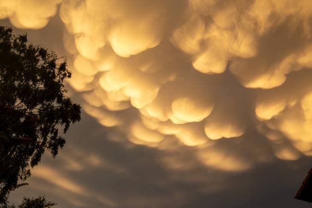 Bilder des Jahres 2023, News 07 Juli News Themen der Woche KW28 News Bilder des Tages Spektakuläre Mammatuswolken nach einem Gewitter am Himmel über Mutterstadt, Pfalz. In den sozialen Netzwerken posteten zahlreiche Nutzer Bilder vom in surrealen Gelbfarben leuchteten Abendhimmel