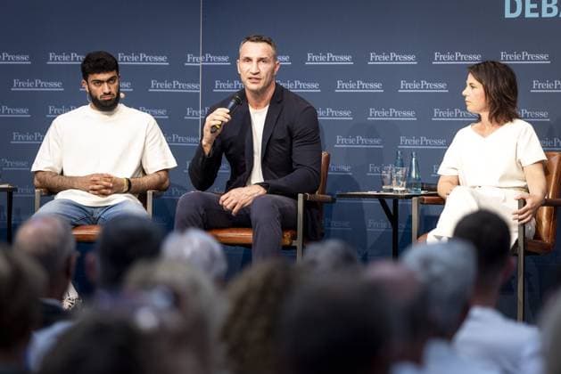 Bilder des Jahres 2023, News 07 Juli News Themen der Woche KW28 News Bilder des Tages Annalena Baerbock (Buendnis 90 Die Gruenen), Bundesaussenministerin, und Wladimir Klitschko aufgenommen im Rahmen eines gemeinsamen Buerger:innendialogs in Chemnitz, 14.07.2023. Chemnitz Deutschland Copyright: xKiraxHofmannx