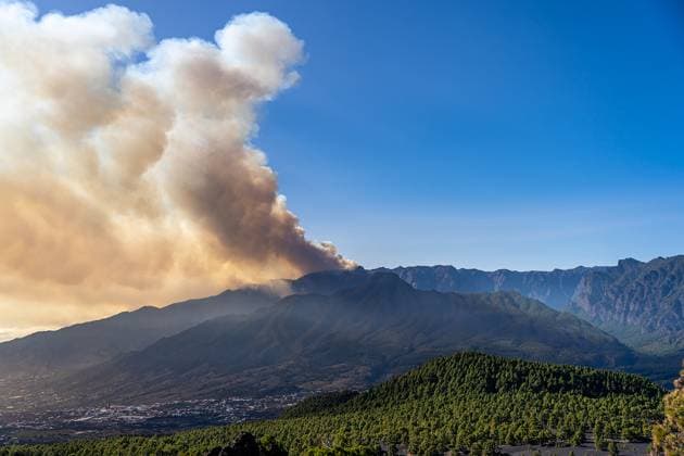 Bilder des Jahres 2023, News 07 Juli News Themen der Woche KW28 News Bilder des Tages Forest Fire In Canary Islands Smoke caused by the flames of the La Palma fire, 16 July 2023, in Puntagorda, La Palma, Canary Islands (Spain). This fire declared in the early hours of yesterday morning in urban forest area in the municipality of Puntagorda already affects about 4,600 hectares and has burned 11 houses. In addition, the Emergency Coordination Center has announced the evacuation of more than 4,000 people from the municipalities of Tijarafe and Puntagorda, due to the advance of the fire. The Canary Islands Government has assumed the management of the emergency in application of the Special Plan for Civil Protection and Emergency Attention due to Forest Fires in the Autonomous Community of the Canary Islands (INFOCA). Besides, th Copyright: xEuropaxPress ABACAx 860882_002 EuropaxPress ABACAx 860882_002