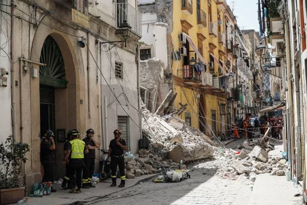 Bilder des Jahres 2023, News 07 Juli News Themen der Woche KW28 News Bilder des Tages July 16, 2023, TORRE DEL GRECO: La palazzina di tre piani crollata a Torre del Greco, in provincia di Napoli, 16 luglio 2023. Sono tre, nessuna delle quali in pericolo di vita, le persone estratte vive dalle macerie della palazzina crollata a Torre del Greco e condotte in ospedale. Le condizioni più serie sono quelle di una 19enne, ricoverata con fratture in varie parti del corpo. Sono state medicate per lievi ferite anche due persone che transitavano in strada al momento del crollo, colpite da alcuni frammenti. E questo al momento il bilancio delle operazioni di soccorso, che comunque proseguono. The three-story building that collapsed in the province of Naples town of Torre del Greco, Italy, 16 July 2023. There are three people, none - ZUMAa110 20230716_zaf_a110_036 Copyright: xCesarexAbbatex