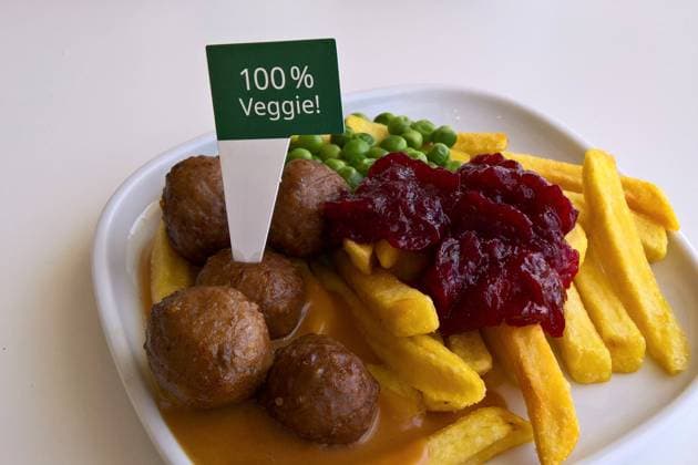 100 Prozent Veggie. Vegetarier - englisch vegetarian sind Menschen, die nur Lebensmittel essen, die nicht von getöteten Tieren stammen. Vegetarier essen weder Fisch noch Fleisch und ernähren sich somit ausschliesslich von pflanzlicher Nahrung. Foto: Vegetarisches Mittagessen bei Ikea, vegane Köttbullar mit Pommes