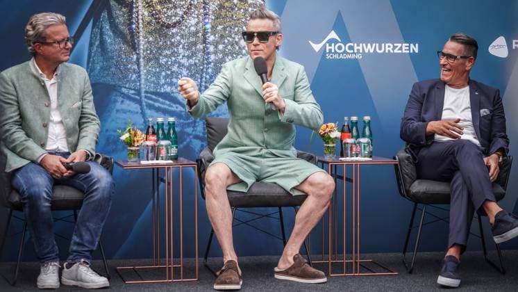 Bilder des Jahres 2023, Entertainment 07 Juli Entertainment Themen der Woche KW29 Entertainment Bilder des Tages 23.07.2023; Reiteralm, Schladming, Ennstal, Steiermark, Österreich, Europa - Pressekonferenz mit Robbie Williams in Schladming, Steiermark - Zum Ski Opening in der Region Schladming Dachstein mit den 4 Bergen Hauser Kaibling, Planai, Hochwurzen, Reiteralm wird der Weltstar am 07. und 08. Dezember 2023 zum Wintersaison Start zwei Konzerte geben.