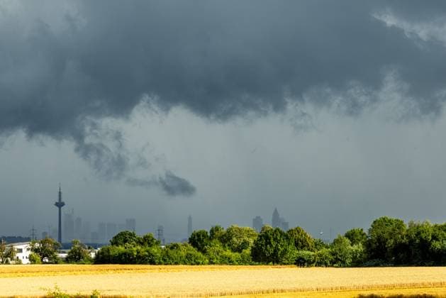 Bilder des Jahres 2023, News 07 Juli News Themen der Woche KW30 News Bilder des Tages Gewitter über Frankfurt Ein Gewitter zieht am Nachmittag über die Hochhäuser der Skyline von Frankfurt am Main in Hessen., Oberursel Hessen Deutschland