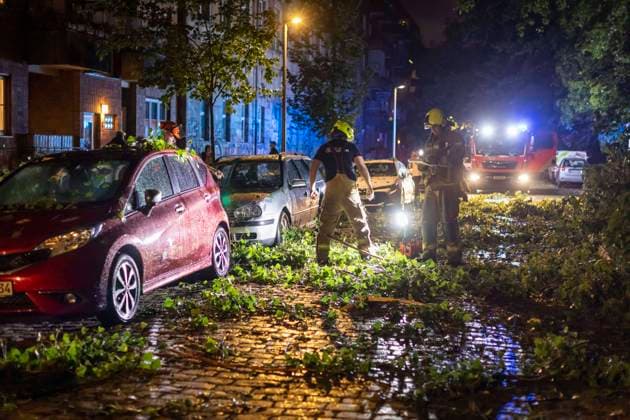 Bilder des Jahres 2023, News 07 Juli News Themen der Woche KW30 News Bilder des Tages Unwetter, Sturm und umgeknickte Bäume: Orkan in Berlin, Das Unwetter hat in Berlin für einen starken Anstieg an Einsätzen der Berliner Feuerwehr gesorgt: Über 400 Einsätze am Montagabend. Umgeknickte Bäume, überflutete Straßenzüge, vor allem der nördliche teil Berlins war von dem Unwetter betroffen. Die Berliner Feuerwehr rief den Ausnahmezustand Wetter aus. Alle Freiwilligen Feuerwehren des Land Berlins wurden alarmiert und waren im Einsatz. Berlin Berlin Deutschland