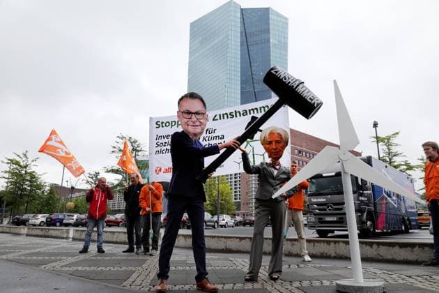 Bilder des Jahres 2023, News 07 Juli News Themen der Woche KW30 News Bilder des Tages 27.07.2023, Frankfurt, DEU Unter dem Motto Stoppt den Zinshammer, Investitionen fuer Soziales und Klima nicht plattmachen ! protestieren Mitglieder von Attac gegen die Zinspolitik der Europaeischen Zentralbank, EZB.