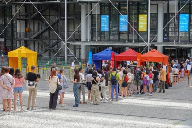 Paris, Touristen vor dem Centre Pompidou Paris, Tourists waiting in Front of Centre Pompidou