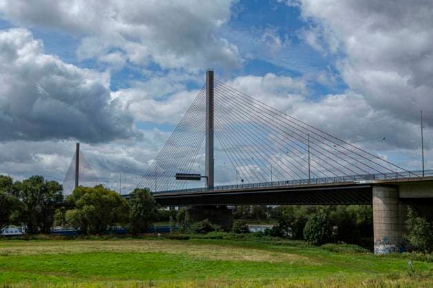 Die Friedrich-Ebert-Brücke, lokal als Nordbrücke bezeichnet, ist die nördliche der drei Bonner Rheinbrücken. Sie verbindet den Bonner Stadtbezirk Beuel mit dem Stadtbezirk Bonn. Über sie führt die Bundesautobahn 565. Friedrich-Ebert-Brücke