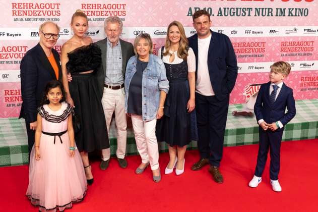 Bilder des Jahres 2023, Entertainment 08 August Entertainment Themen der Woche KW31 Entertainment Bilder des Tages Simon Schwarz, Aadya Ponnada, Lisa Maria Potthoff, Paul Breitner, Hildegard Breitner, Judith Gerlach, Sebastian Bezzel und Carlos Bliesath bei der Premiere des Kinofilms Rehragout-Rendezvous im Mathäser Filmpalast. München, 31.07.2023