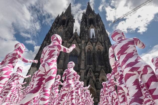 Bilder des Jahres 2023, News 08 August News Themen der Woche KW31 Aus Protest gegen die Missbrauchsfaelle in der katholischen Kirche hat der Aktionskuenstler und Maler Dennis Josef Meseg am Dienstag (01.08.2023) vor dem Koelner Dom eine Installation aus 333 kleine Schaufensterpuppen aufgestellt. Die in weissen und purpurfarbenen Baendern eingewickelten Puppen sollen Kinder symbolisieren, die mit einem Finger auf den Dom zeigen, wie der Kuenstler auf seiner Internetseite erklaerte. Anlass fuer die Installation mit dem Titel Shattered Souls ... in a Sea of Silence ( Erschuetterte Seelen ... in einem Meer der Stille ) ist der am Dienstag in Lissabon gestartete Weltjugendtag der katholischen Kirche. (Siehe epd-Meldung vom 01.08.2023) EDITORIAL USE ONLY