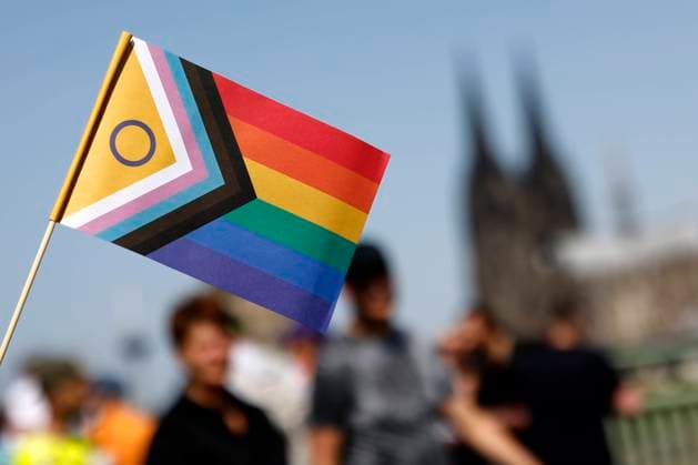 Eine Progressive Pride Flag in Regenbogenfarben beim Christopher Street Day 2023 in Köln. Im Rahmen des CSD wird in Köln ein dreitägiges Straßenfest unter dem Motto Für Menschenrechte. Viele. Gemeinsam. Stark gefeiert. ColognePride ist nach Berlin die zweitgrößte CSD-Parade in Deutschland. Die Veranstalter in Köln rechnen mit ca. 1.5 Millionen Menschen entlang der Strecke. Es wäre die größte Kölner CSD-Parade aller Zeiten. (Themenbild, Symbolbild) Köln, 09.07.2023 NRW Deutschland Copyright: xChristophxHardtx