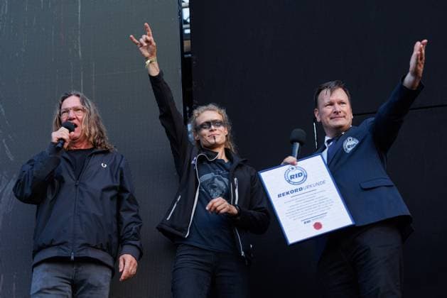 Bilder des Jahres 2023, Entertainment 08 August Entertainment Themen der Woche KW31 Entertainment Bilder des Tages Wacken 2023 offiziell eröffnet - Weltrekord in Wacken am ersten Tag Thomas Jensen und Olaf Kuchenbecker verkünden den Rekord für die lauteste Schweigeminute der Welt mit einem Growling von ca. 109 Dezibel. Obwohl es am Dienstag wegen der Starkregen tatsächlich absoluten Anreisestop auf dem Wacken Open Air gab es für die Fans Mittwoch wie geplant die langersehnte Eröffnung des Festivalgeländes. Wacken Wacken open Air Schleswig Holstein Deutschland _JR58594