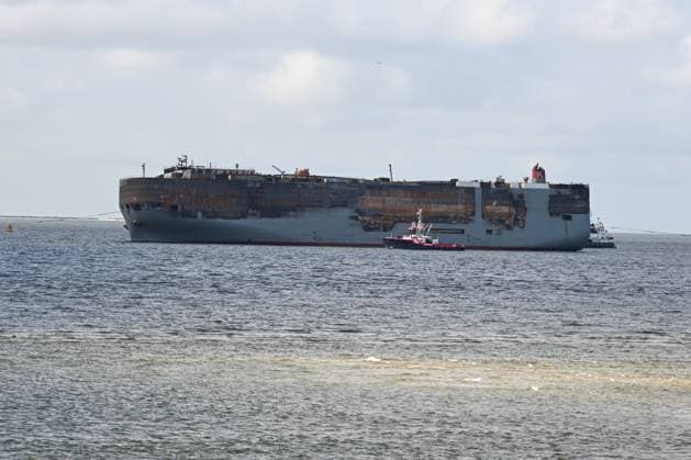 Bilder des Jahres 2023, News 08 August News Themen der Woche KW31 News Bilder des Tages Borkum, 03.08.2023, Der schwer beschädigte Frachter Fremantle Highway, Das beschädigte Schiff wird in den Hafen von Eemshaven geschleppt. Begleitet wird das Schiff von Spezialschiffen Borkum Deutschland