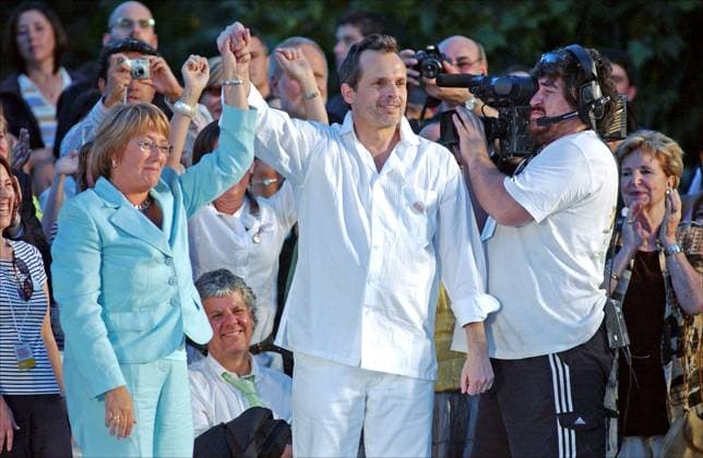Michelle Bachelet s last political meeting in Santiago Presidential hopeful Michelle Bachelet waves the crowd with Spanish singer Miguel Bose during the last political meeting before the presidential election. More than 100 000 Chileans attend along with some foreign personnalities in Santiago, Chile on January 12, 2006. Photo by Axelle de RussÅ½ ABACAPRESS.COM Santiago Chile  Copyright: xDexRussexAxelle ABACAx 89920_03 DexRussexAxelle ABACAx 89920_03