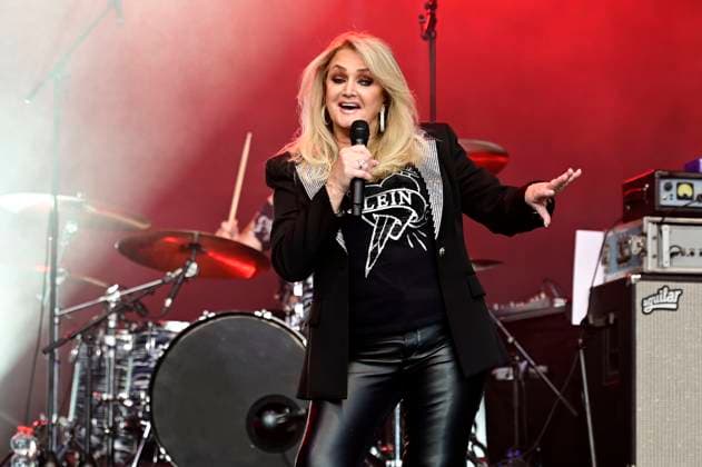 Bonnie Tyler live bei einem Konzert ihrer Between the Earth & the Stars -Tour im Hof der Kulturbrauerei. Görlitz, 04.08.2023