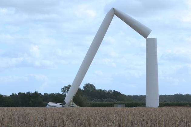 Bilder des Jahres 2023, News 08 August News Themen der Woche KW32 News Bilder des Tages Blick am Montag (07.08.2023) auf eine umgeknickte Windkraftanlage im Windpark Dölitz (Landkreis Rostock). Das Sturmtief Zacharias hat Mecklenburg Vorpommern derzeit voll im Griff. An einigen Orten finden sich auf den Landstraßen heruntergefallene Äste und im Ostseebad Warnemünde peitsch der Sturm die Wellen in Richtung Leuchtturm. Dazu liegen leere Abfalltonnen am Straßenrand und Menschen müssen ihre Gegenstände auf den Terrassen sichern. Vergleiche auch weitere Bilder von besseren Zeiten aus diesem Windpark.