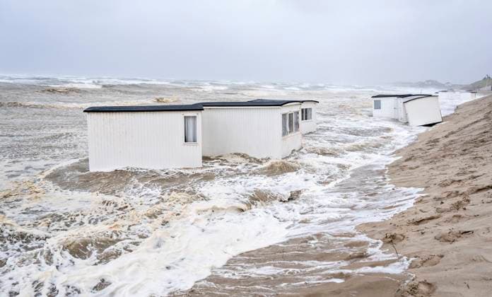 Bilder des Jahres 2023, News 08 August News Themen der Woche KW32 News Bilder des Tages Picnic cabins in the water of the North Sea in the strong winds in Loekken, North Jutland, Denmark, Tuesday August 8, 2023 , Loekken Jylland Denmark Copyright: HenningxBagger HenningxBaggerx COP14210 spdk20230808-083659-L
