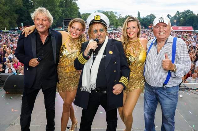 Bilder des Jahres 2023, Entertainment 08 August Entertainment Themen der Woche KW32 Bernhard Brink, Frank Zander, Uli Wegner und die Tänzerinnen Jeany und Claudia beim 11. SchlagerOlymp 2023 im Strandbad Lübars. Berlin, 12.08.2023