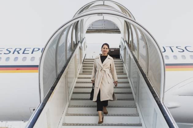 Bilder des Jahres 2023, News 08 August News Themen der Woche KW33 News Bilder des Tages News Themen der Woche KW32 Annalena Baerbock (Buendnis 90 Die Gruenen), Bundesaussenministerin, aufgenommen nach einer ausserplanmaessigen Landung in Abu Dhabi, 14.08.2023. Aufgrund eines Defekts der Landeklappen an der Regierungsmaschine A340 musste das Flugzeug nach dem Tankstopp in Abu Dhabi an gleicher Stelle erneut landen. Das Flugzeug sollte Aussenministerin Baerbock zu einer mehrtaegigen Delegationsreise nach Australien, Neuseeland und Fidschi bringen. Abu Dhabi Vereinigte Arabische Emirate Copyright: xFlorianxGaertnerx