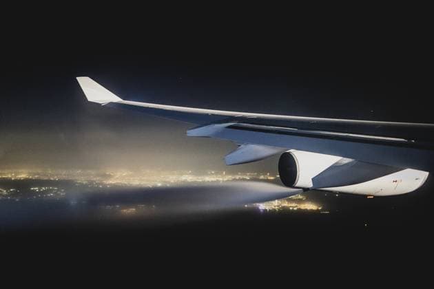Bilder des Jahres 2023, News 08 August News Themen der Woche KW33 News Bilder des Tages Kerosin wird abgelassen nach einem erneuten Problem mit den Landeklappen des Regierungsflugzeugs A340 nach Rueckkehr in Richtung Abu Dhabi, 15.08.2023. Durch einen unplanmaessigen Stopp in Abu Dhabi aufgrund eines technischen Problems an den Landeklappen des Flugzeugs verzoegerte sich die Weiterreise bereits um einen Tag. Das Flugzeug sollte Aussenministerin Baerbock zu einer mehrtaegigen Delegationsreise nach Australien, Neuseeland und Fidschi bringen. Abu Dhabi Vereinigte Arabische Emirate Copyright: xFlorianxGaertnerx