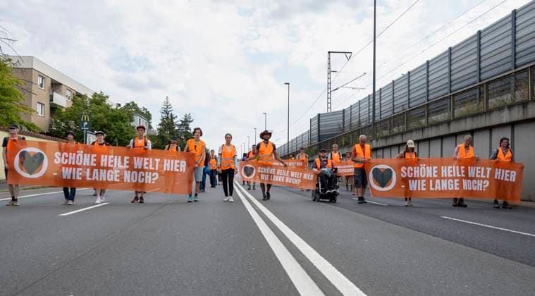 Bilder des Jahres 2023, News 08 August News Themen der Woche KW33 News Bilder des Tages Die Letzte Generation blockiert Bundesstraße B 19 in Würzburg, am 15.8.2023 Copyright: HMBxMedia xHeikoxBecker