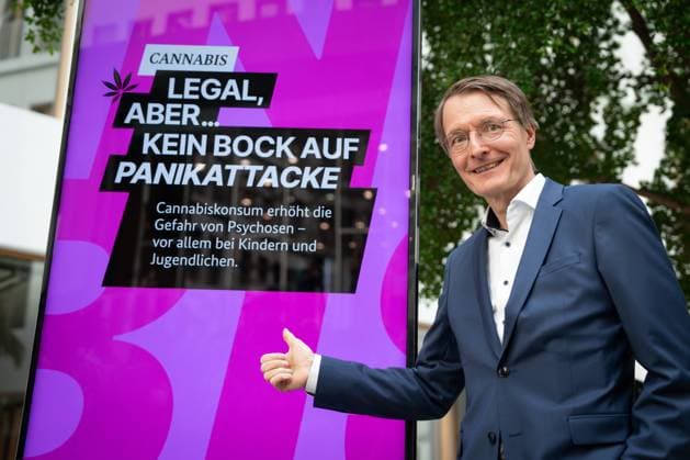 Bilder des Jahres 2023, News 08 August News Themen der Woche KW33 News Bilder des Tages Bundespressekonferenz mit dem Bundesgesundheitsminister zum Thema Cannabis-Gesetz I Prof. Dr. Karl Lauterbach der Bundesgesundheitminister im Portrait vor der Kampagne zum Cannabis im Vorfeld der Bundespressekonferenz zum Thema Cannabis-Gesetz I , Berlin , 16.08.2023 Berlin Berlin Deutschland