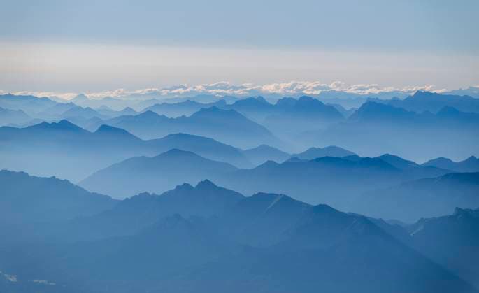 11.08.2023, Flug im Heissluftballon hoch über das Allgäuer Alpenvorland. Schön zu sehen, hunderte Berggipfel der Tiroler und allgäuer Alpen im Morgendunst. 11.08.2023, Heisslufballon im Allgäu 11.08.2023, Heisslufballon im Allgäu