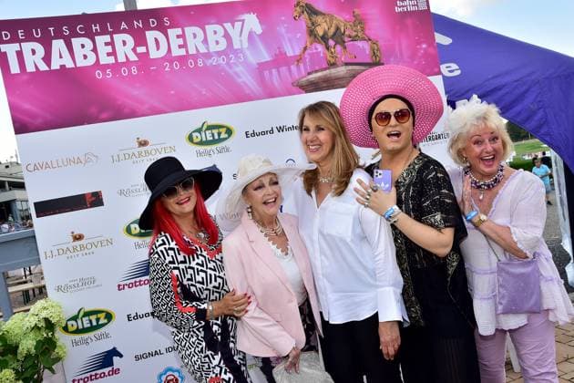 Bilder des Jahres 2023, Entertainment 08 August Entertainment Themen der Woche KW33 Entertainment Bilder des Tages 128. Traber Defrby 2023 Petra Drareger, Barbara SAchoene, Manuela Schikorsky, Julian F.M. Stoeckel, Stefanie Simon bei 128 Traber Derby auf der Traprennbahn Mariendorf in Berlin 18.08.2022