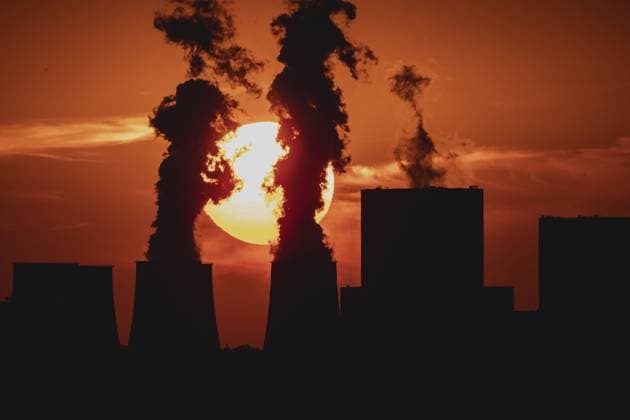 Das Kohlekraftwerk Boxberg zeichnet sich ab vor der untergehenden Sonne in Neuliebel, 18.08.2023. Laut Fahrplan der Bundesregierung zum Kohleausstieg soll der letzte Block des Kraftwerks zum Ende des Jahres 2038 abgeschaltet werden. Neben Jaenschwalde und Schwarze Pumpe ist Boxberg eines von drei Kraftwerken in der Lausitz, deren wirtschaftliche Infrastruktur massgeblich von der Kohlefoerderung abhaenig ist. Neuliebel Deutschland Copyright: xFlorianxGaertnerx