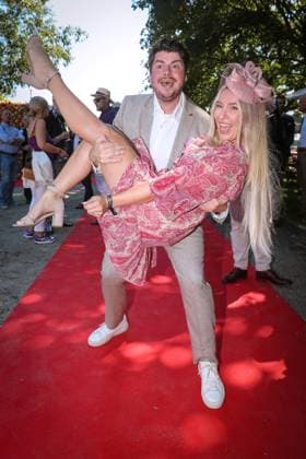 Bilder des Jahres 2023, Entertainment 08 August Entertainment Themen der Woche KW33 Entertainment Bilder des Tages 20.08.2023, Backbuchautor und RTL Moderator Rene Oliver trägt Miriam Behrens auf Händen - Besuch auf der Galopprennbahn Neue Bult beim Audi-Ascot Renntag in Hannover. Niedersachsen Deutschland