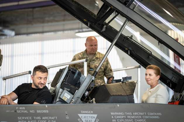 Bilder des Jahres 2023, News 08 August News Themen der Woche KW33 News Bilder des Tages Ukrainian President Volodymyr Zelenskiy and Denmarks Prime Minister Mette Frederiksen sits in a F-16 fighter jet at Skrydstrup Airbase in Vojens, Denmark, Sunday 20 August 2023 , Copyright: RitzauxScanpix MadsxClausxRasmussenx spdk20230820-174509-L