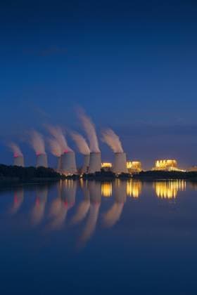 Jänschwalde, Braunkohlekraftwerk Jänschwalde bei Nacht, drittgrößtes Braunkohlekraftwerk in Deutschland in Brandenburg, Spree Neiße