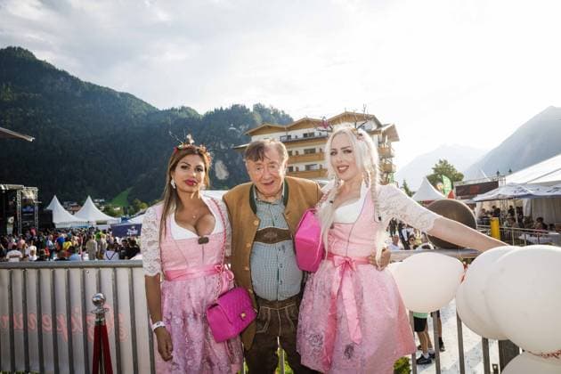Bilder des Jahres 2023, Entertainment 08 August Entertainment Themen der Woche KW34 Entertainment Bilder des Tages 21.08.2023, Strass im Zillertal, AUT, Unterwegs in Tirol, 24. JUZIOPENAIR 2023, im Bild Baumeister, Richard Lugner, Nina Bruckner, Bambi, Lydia Kelovitz,