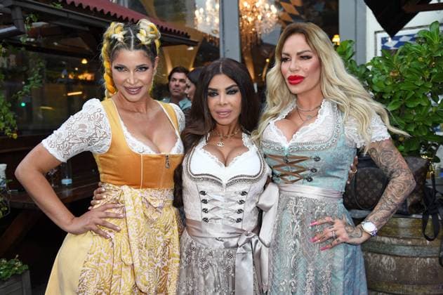 Micaela Schäfer, Kader Loth, Gina-Lisa Lohfink bei der ANGERMAIER TRACHTENNACHT BERLIN 2023 im Hofbräu Wirtshaus in Berlin am 24.08.2023