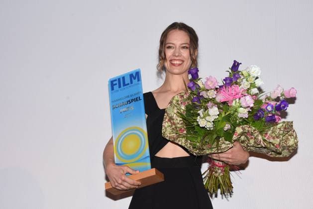 Bilder des Jahres 2023, Entertainment 08 August Entertainment Themen der Woche KW35 Entertainment Bilder des Tages Paula Beer Schauspielerin Hannelore Elsner Preistraegerin Starnberg bei Muenchen 27.08.2023 Schlossberghalle Starnberg Fuenfseen Film Festival Verleihung -Hannelore Elsner Schauspiel Preis Starnberg-