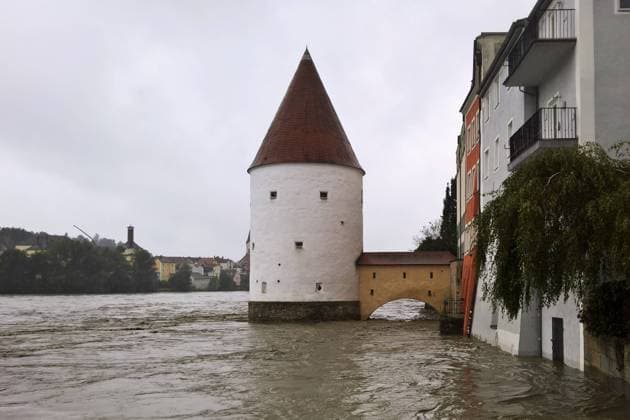 Bilder des Jahres 2023, News 08 August News Themen der Woche KW35 News Bilder des Tages Hochwasser in Passau, Bayern. Die Hochwasserlage am Inn und an der Donau hat sich in der Nacht auf Dienstag etwas beruhigt. Mit der höchsten Meldestufe 4 sei nicht mehr zu rechnen, teilte der Hochwassernachrichtendienst des Bayerischen Landesamtes für Umwelt um Mitternacht mit. In Passau wurden die Strassensperren angepasst. Während die Wasserstände des Inn leicht sinken, gibt es für die Donau noch keine abschliessende Entwarnung. Foto: Überschwemmung am Inn